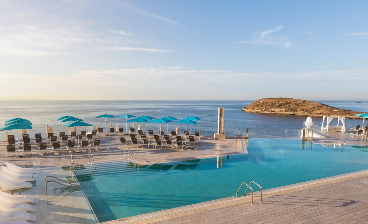 Infinity pool vista mar